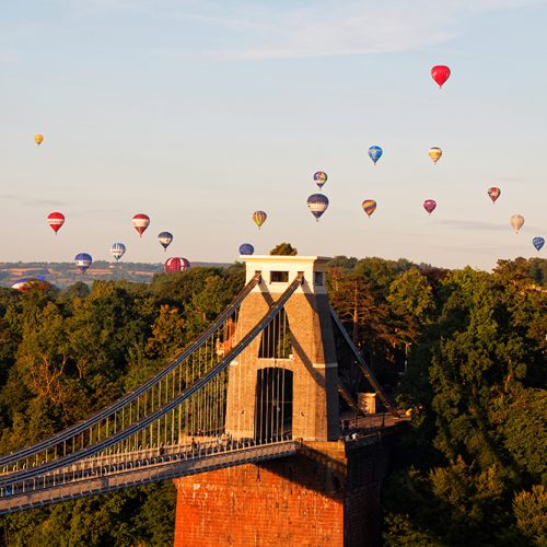 Bristol,,England,-,August,13,,2017:,Clifton,Suspension,Bridge,bristol,International Bristol, England - August 13, 2017: Clifton Suspension Bridge,Bristol International Balloon Fiesta is Europe's largest annual meeting of hot air balloons. Morning mass hot air balloon lift.